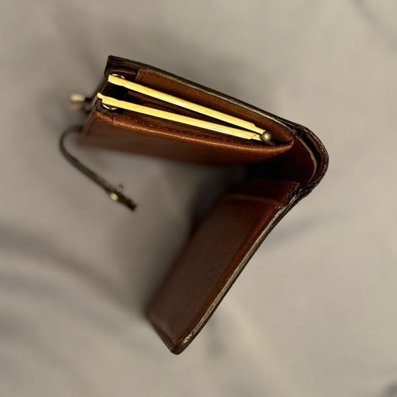 ✨Louis Vuitton KISS LOCK Wallet in great condition except 2 small call-outs✨ - Picture 4 of 17